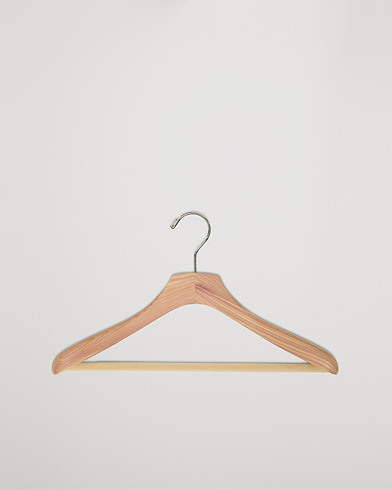Herr | Exklusivt Care of Carl | Care with Carl | Cedar Wood Suit Hanger