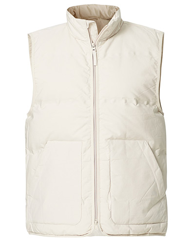 Herr | Contemporary Creators | A Day's March | Makalu Down Vest Sand