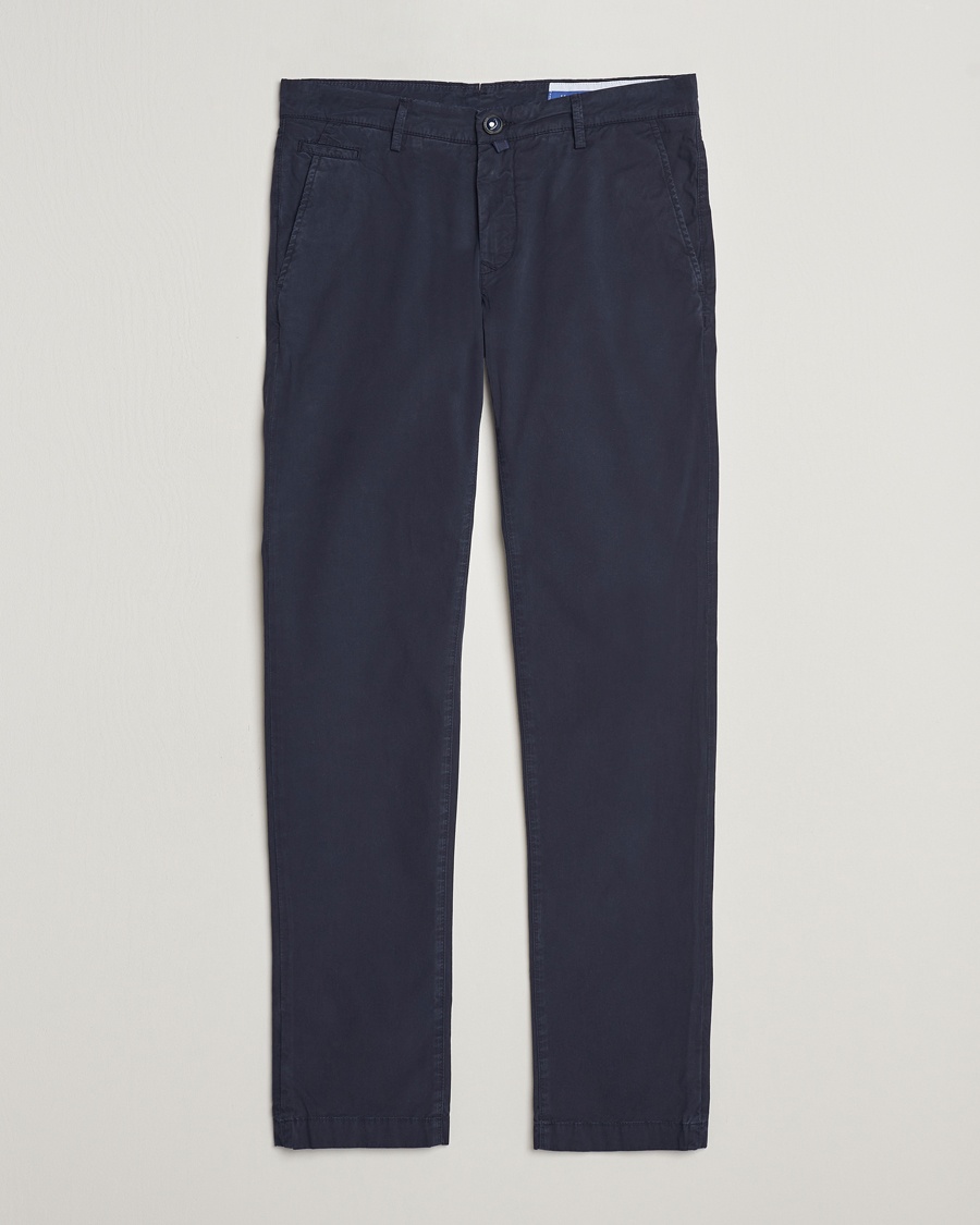 Herr | Wardrobe Basics | Jacob Cohën | Bobby Cotton Gabardine Chinos Navy
