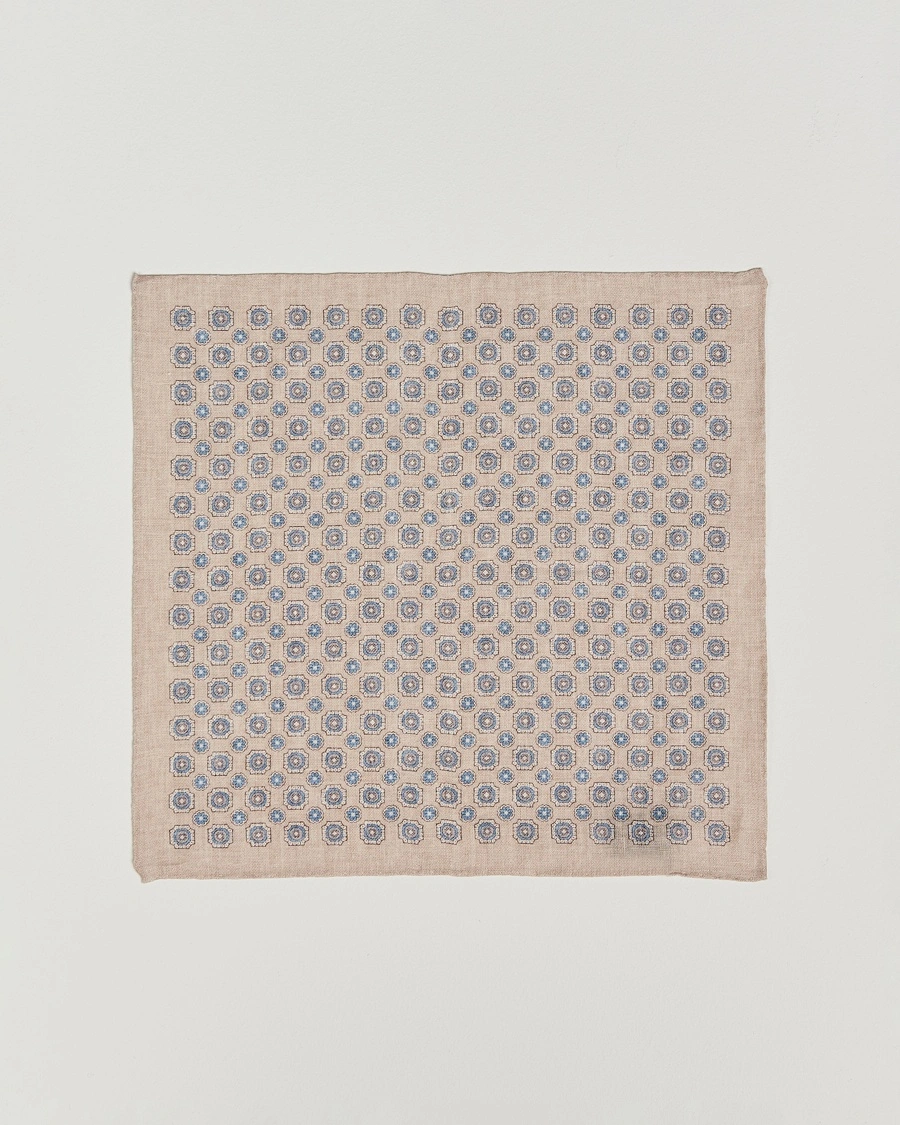 Herr | Amanda Christensen | Amanda Christensen | Linen Printed Medallion Pocket Square Sand