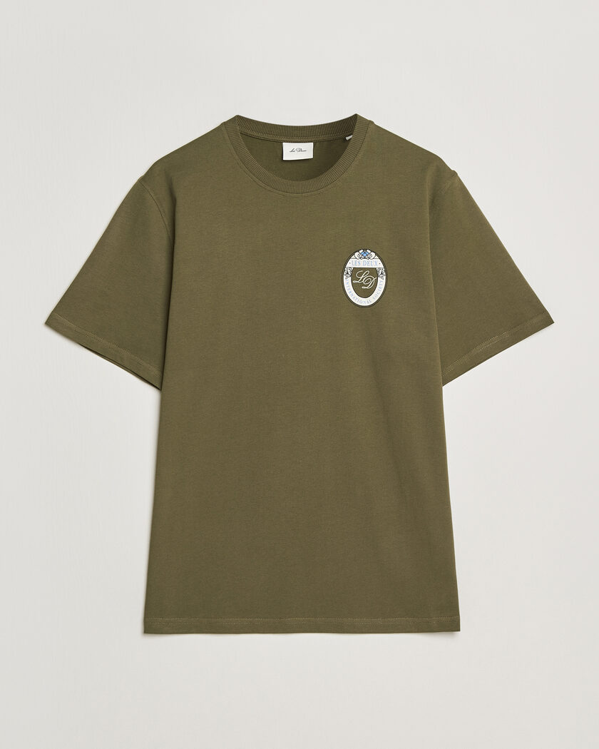 LES DEUX Brday Emblem T-Shirt Olive Night Green – Grön