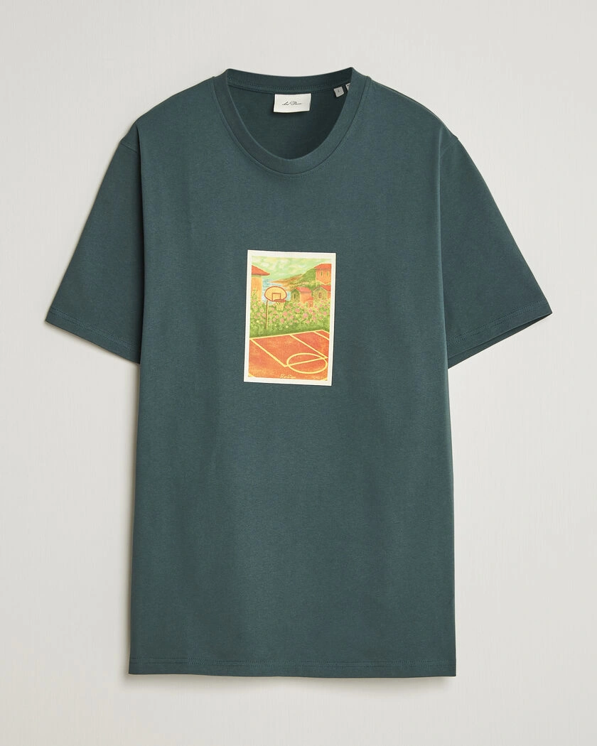 LES DEUX Court Printed T-Shirt Pine Green – Grön