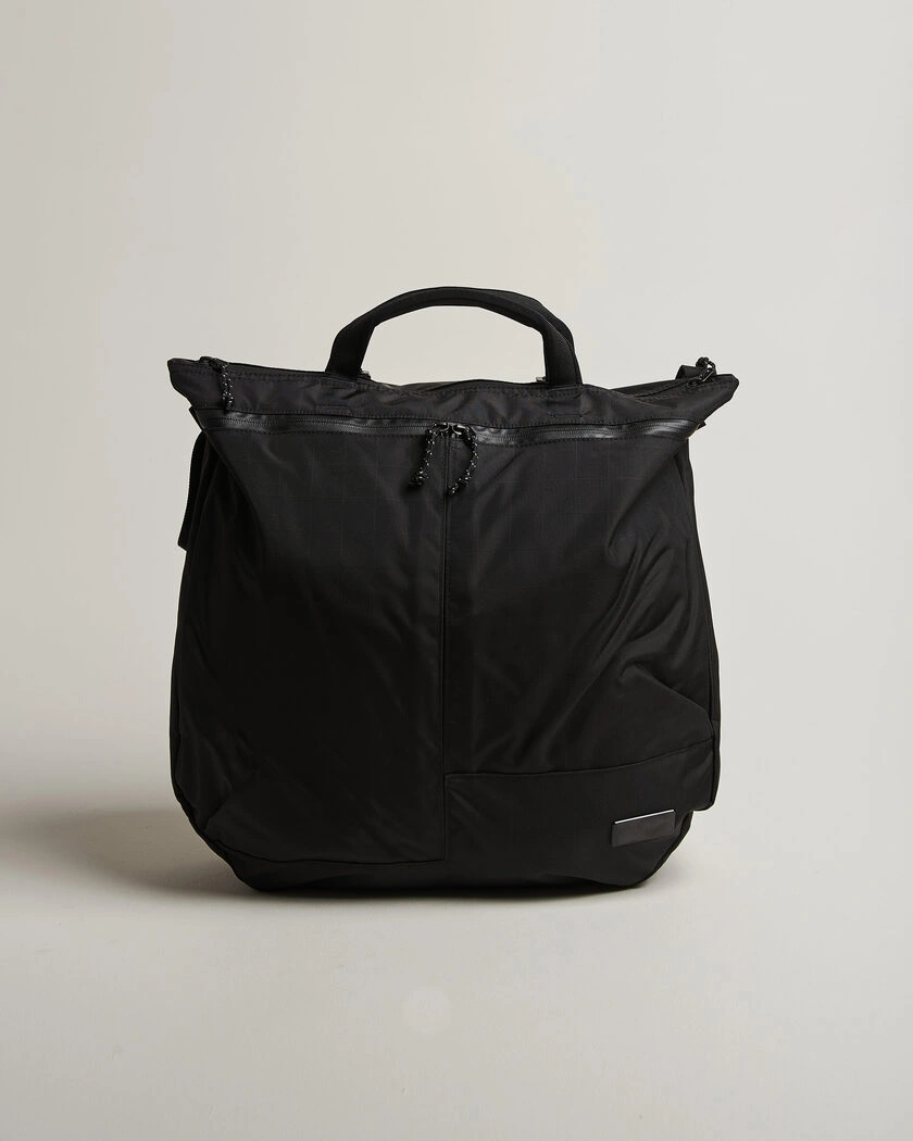 DB Utility Tote 32L Black Out – Svart