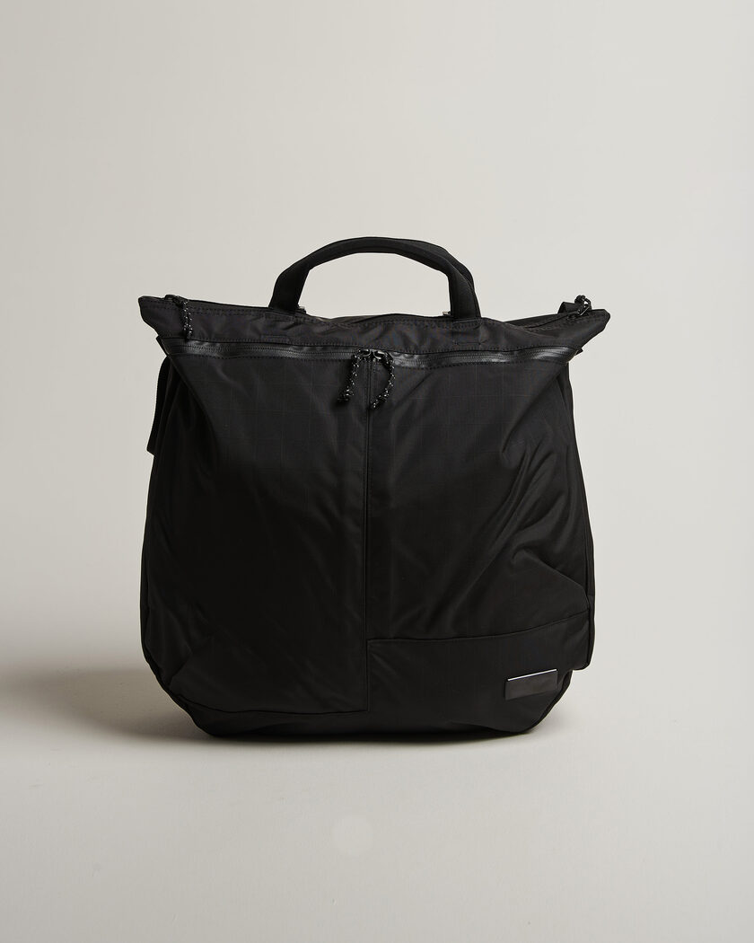 DB Utility Tote 32L Black Out – Svart