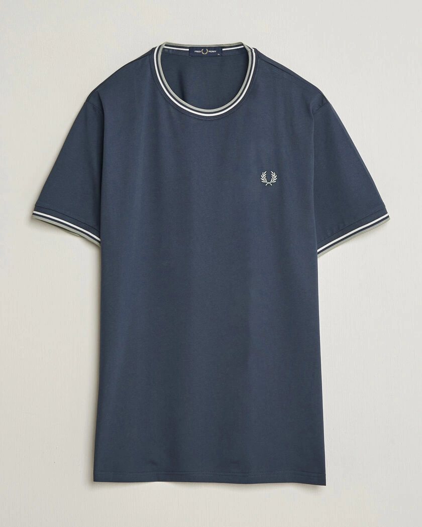 Fred Perry Twin Tipped T-Shirt Dark Airforce – Grå