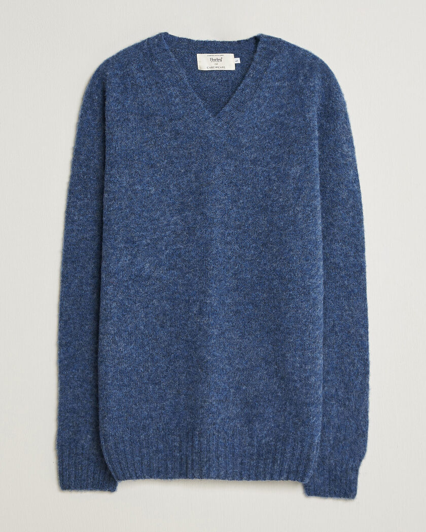 Harley Of Scotland for Care of Carl Brushed Supersoft Lambswool V-Neck Denim Blue – Blå