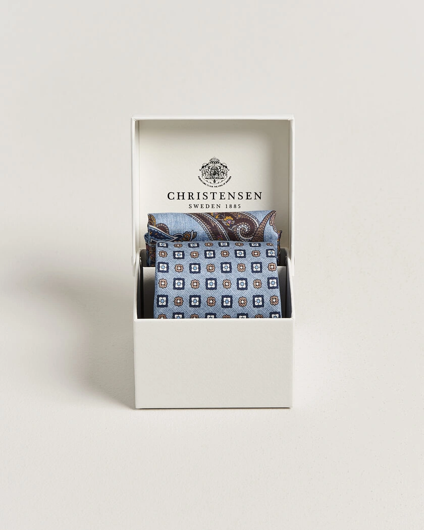 Amanda Christensen Box Set Silk 8 cm Tie And Pocket Square Sky Blue – Blå