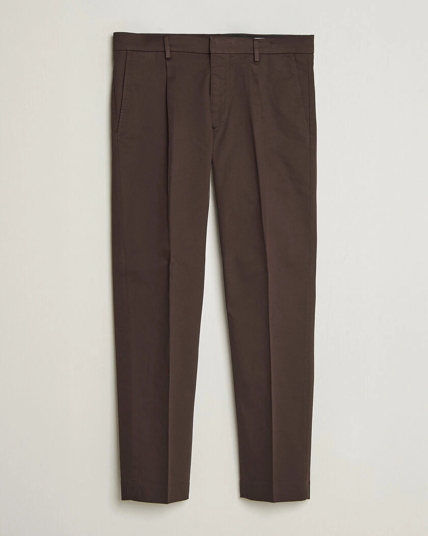 NN07 Bill Pleated Cotton Chinos Deep Truffle – Brun