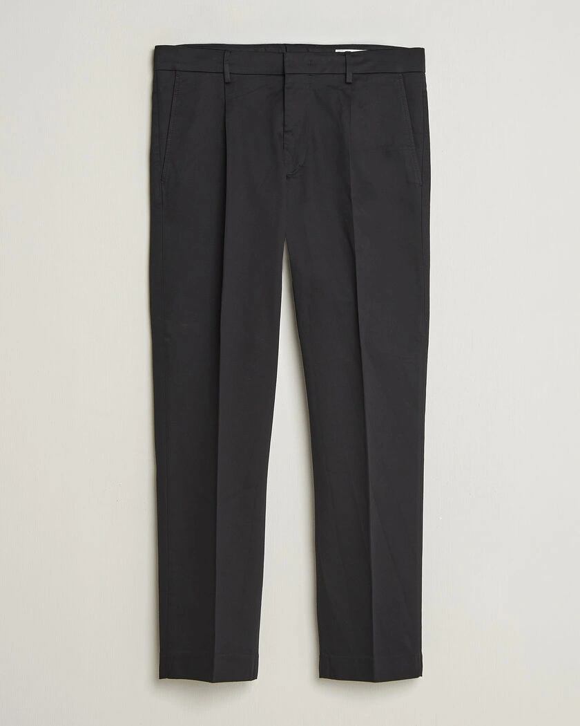 NN07 Bill Pleated Cotton Chinos Black – Svart