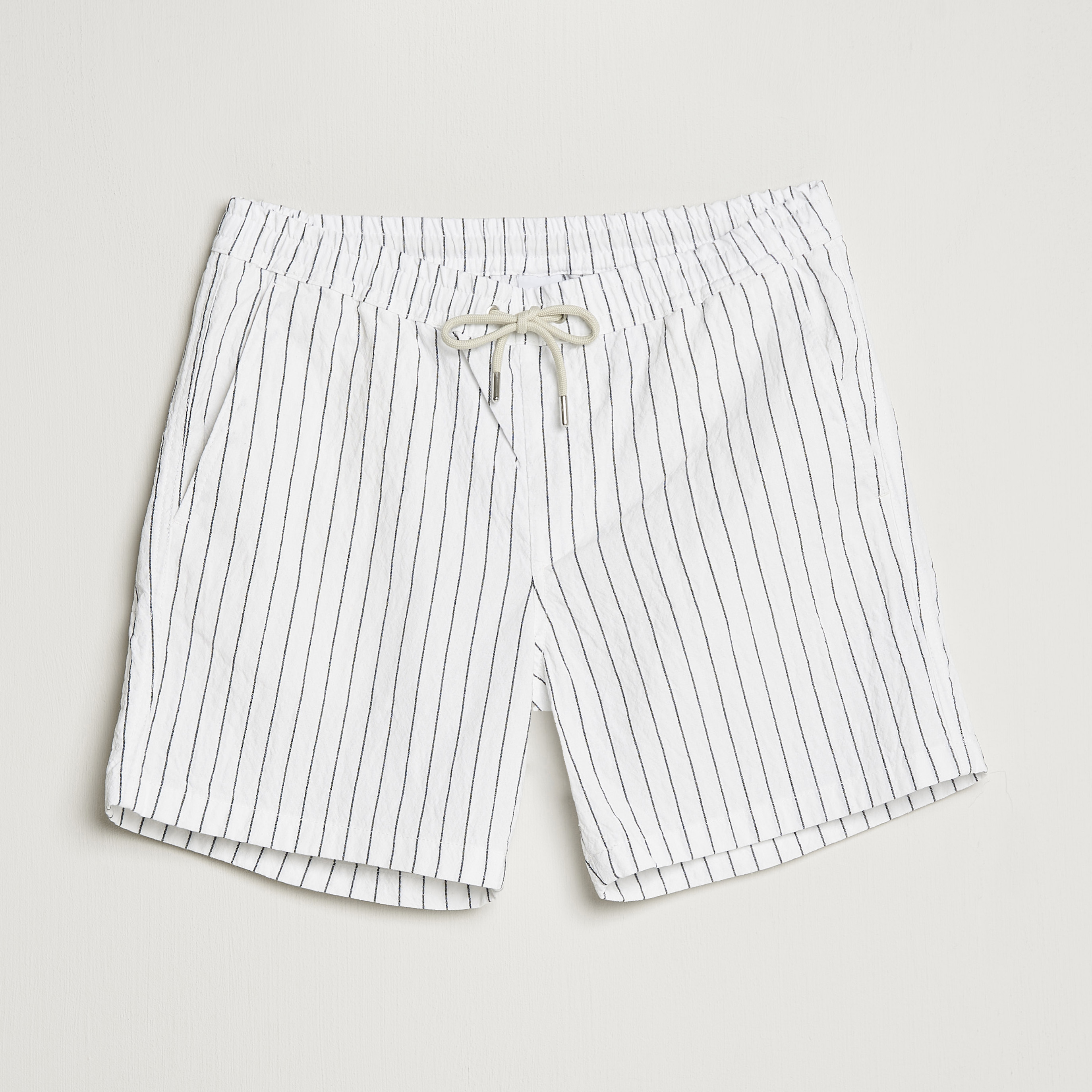 NN07 Gregor Creppe Drawstring Shorts Black/White Herr Care of Carl