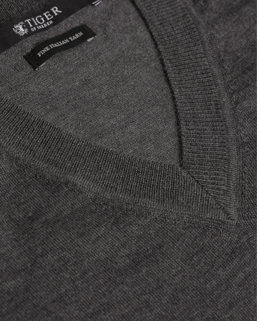 Herr | Tröjor | Tiger of Sweden | Harvard V-Neck Pullover Dark Grey
