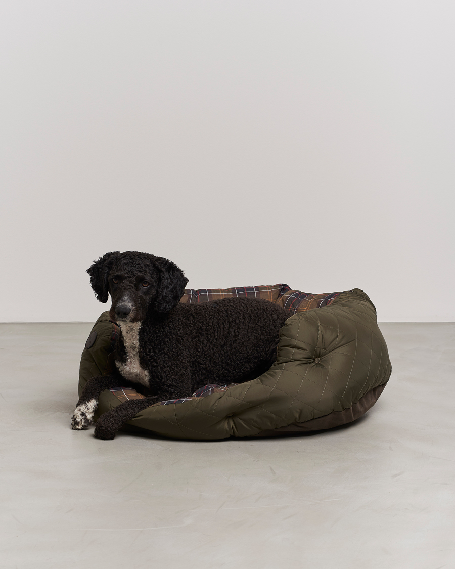 Herr | Avdelningar | Barbour Lifestyle | Quilted Dog Bed 30' Olive