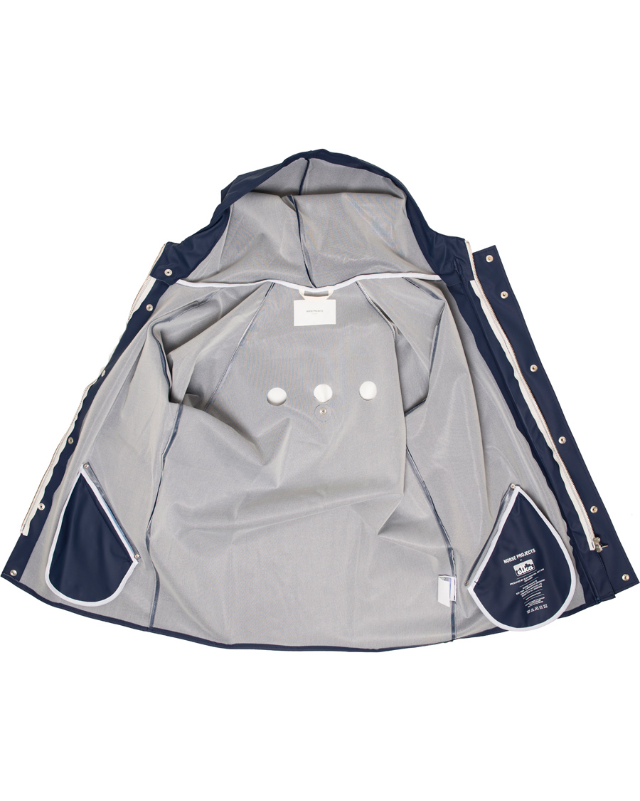 Norse Projects Anker Classic Raincoat Navy hos CareOfCarl