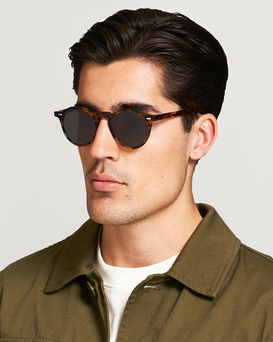 Herr | Runda solglasögon | TBD Eyewear | Lapel Sunglasses Amber Tortoise