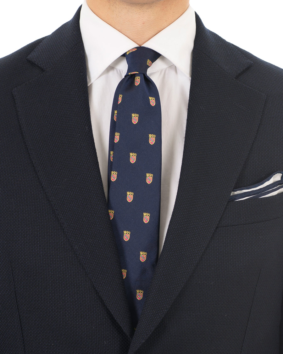 Herr | Polo Ralph Lauren Silk Lion Crest 8 cm Tie Navy | Polo Ralph Lauren | Silk Lion Crest 8 cm Tie Navy