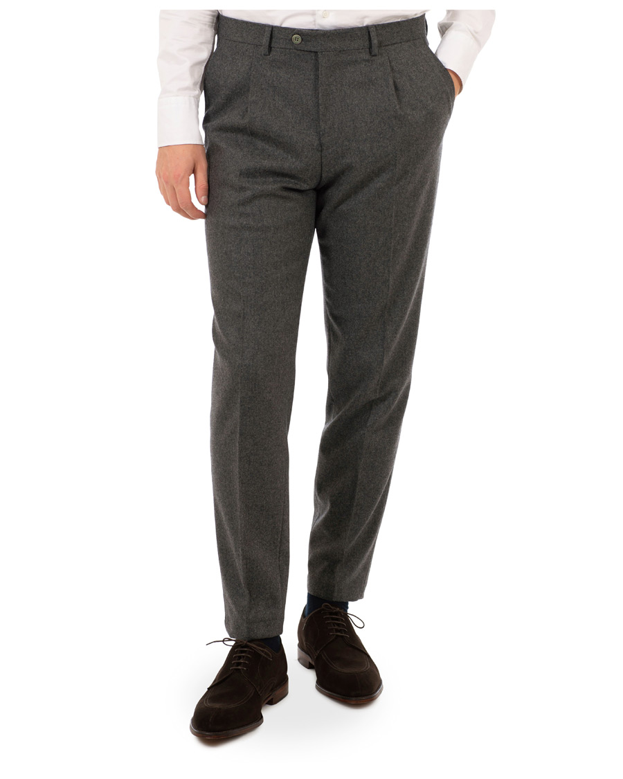 Herr | Byxor | Oscar Jacobson | Delon Pleated Flannel Trousers Dark Grey