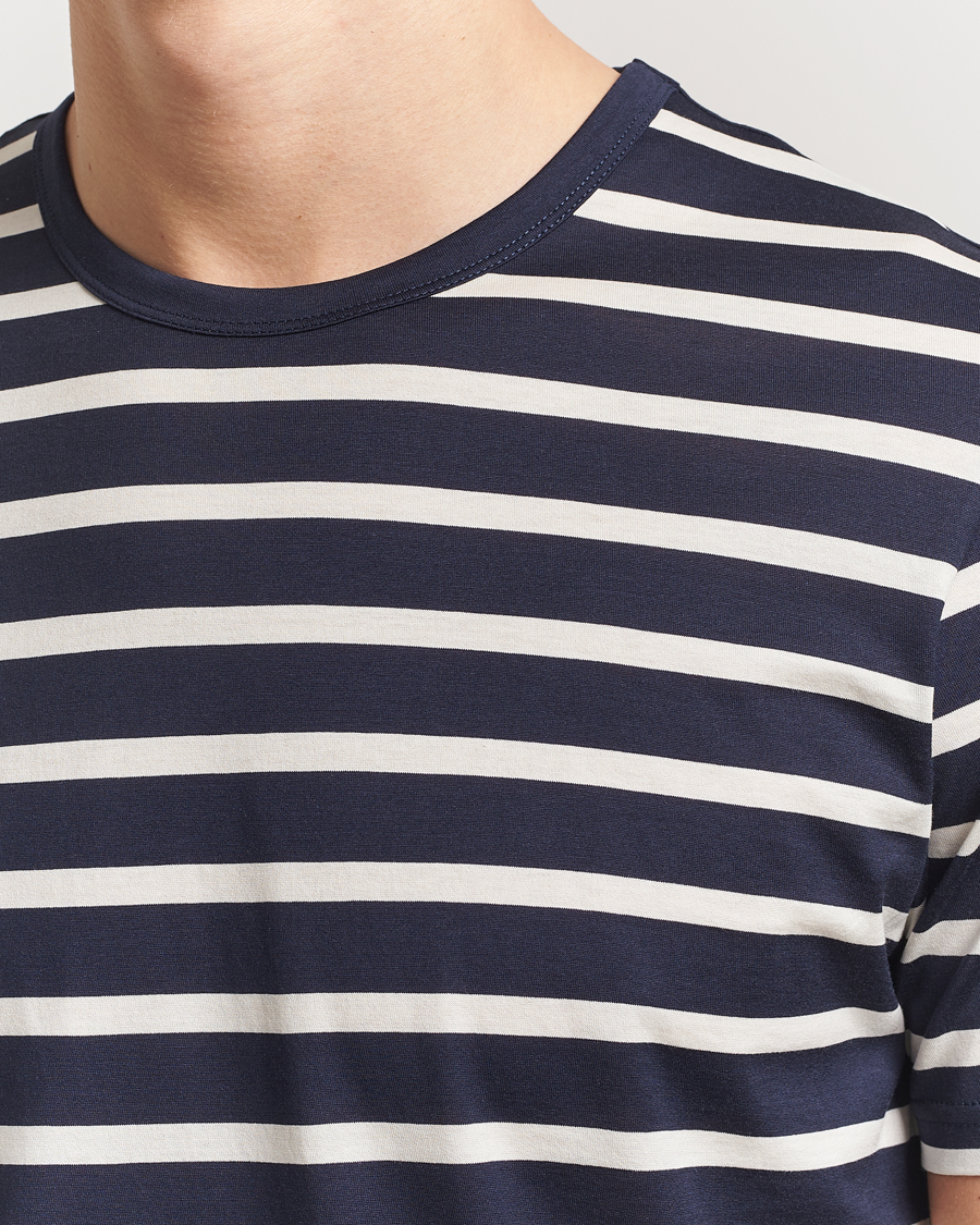 Herr | T-Shirts | Sunspel | Striped Crew Neck Q82 Cotton T-Shirt Navy/Ecru