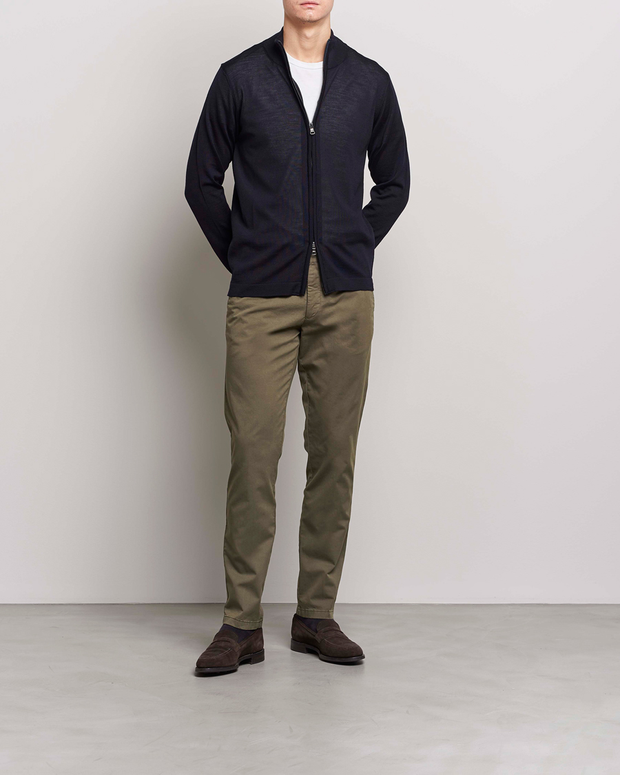Herr | Byxor | Oscar Jacobson | Danwick Side Adjusters Chino Olive