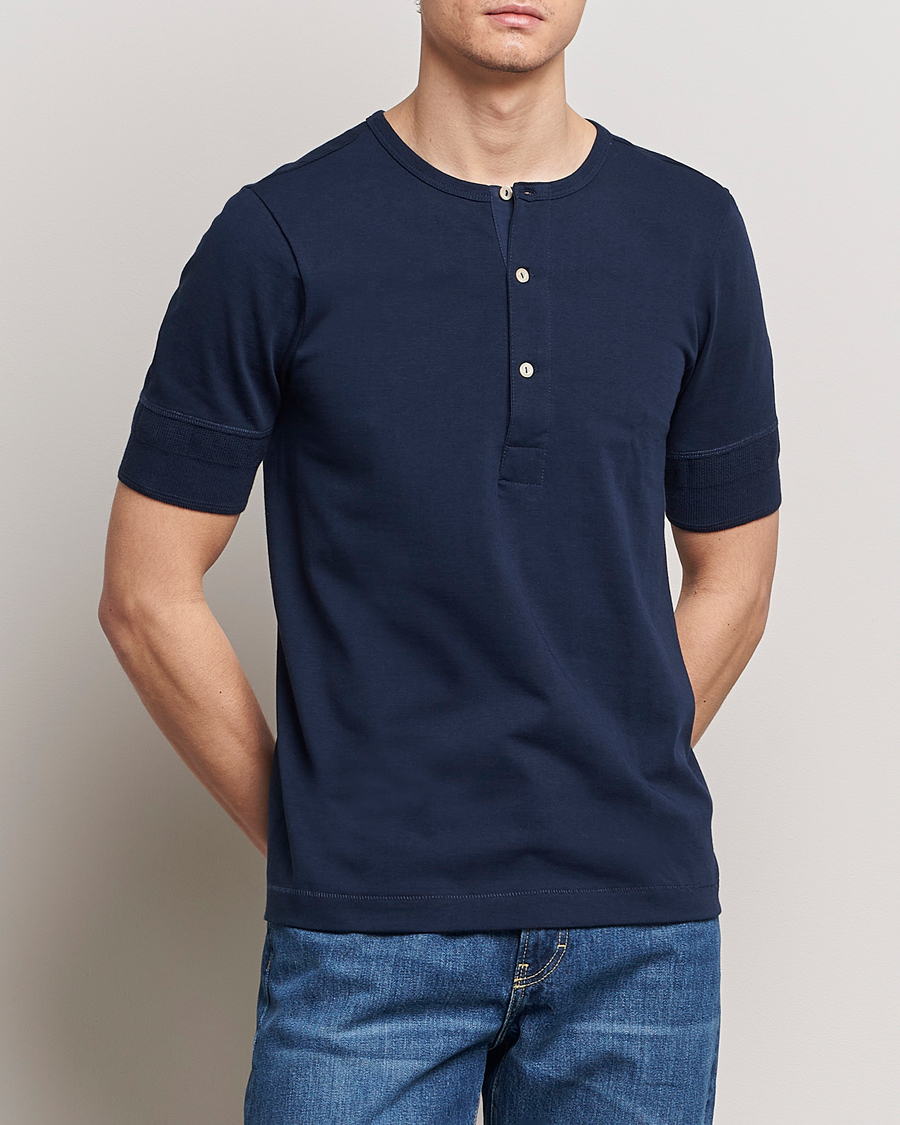 Herr | Avdelningar | Merz b. Schwanen | Short Sleeve Organic Cotton Henley Ink Blue