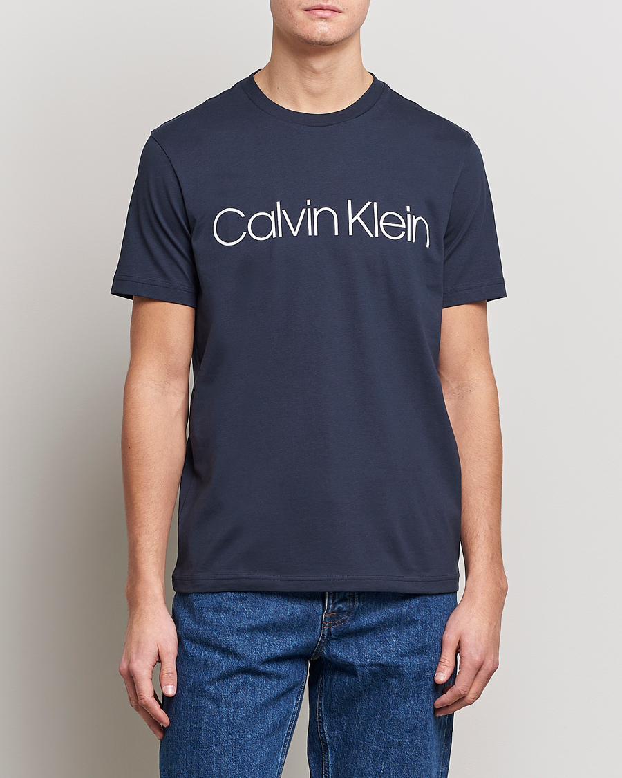 Herr | Realisation | Calvin Klein | Front Logo Tee Navy