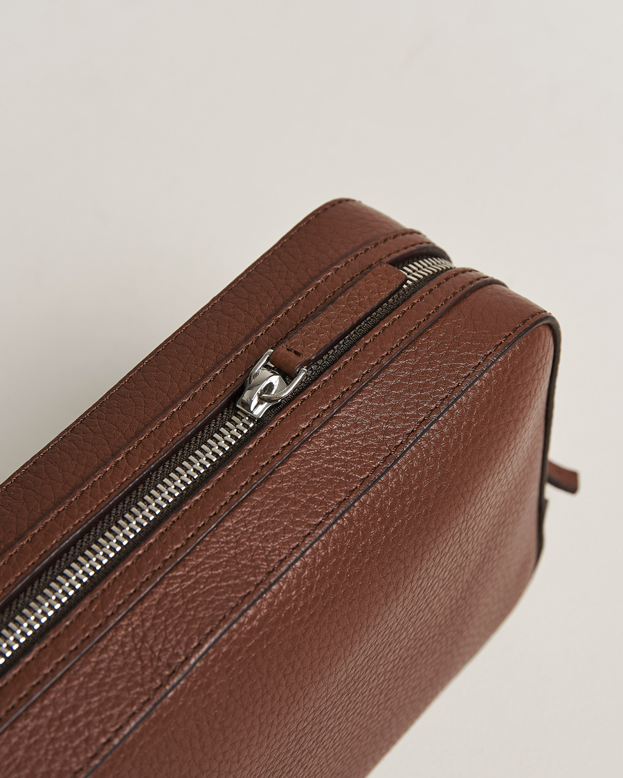 Herr | Väskor | Tiger of Sweden | Wes Grained Leather Toilet Bag Brown