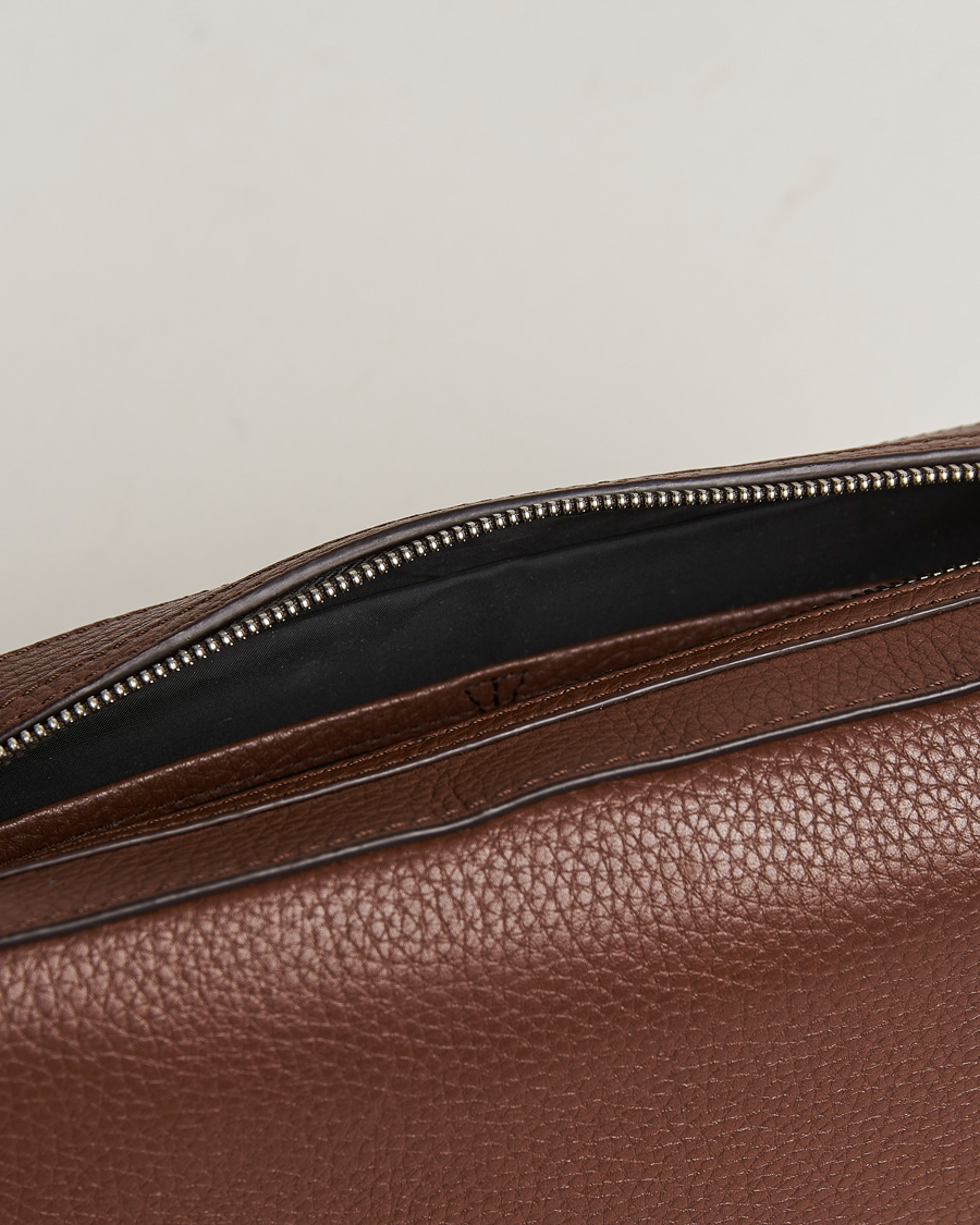 Herr | Väskor | Tiger of Sweden | Wes Grained Leather Toilet Bag Brown