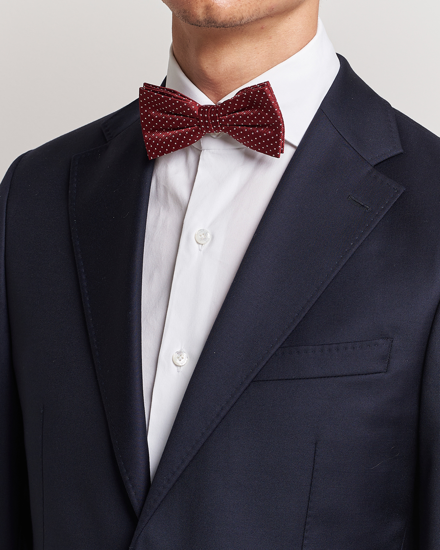 Herr | Amanda Christensen Micro Dot Pre Tie Silk Wine Red | Amanda Christensen | Micro Dot Pre Tie Silk Wine Red