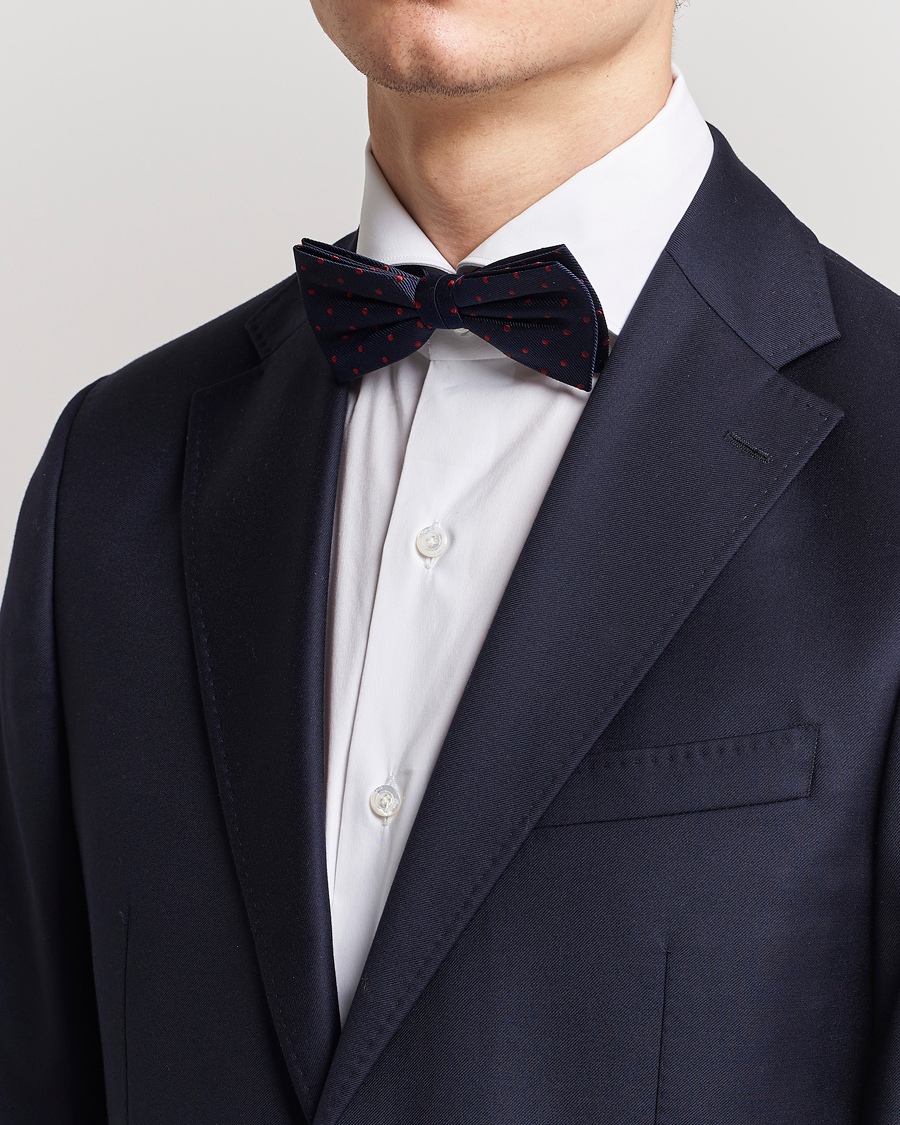 Herr | Amanda Christensen Dot Pre Tie Silk Navy/Wine | Amanda Christensen | Dot Pre Tie Silk Navy/Wine