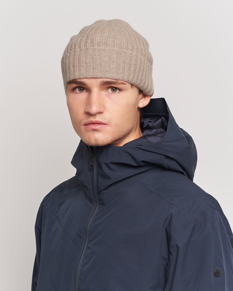 Herr | Amanda Christensen Rib Knitted Cashmere Cap Beige Melange | Amanda Christensen | Rib Knitted Cashmere Cap Beige Melange