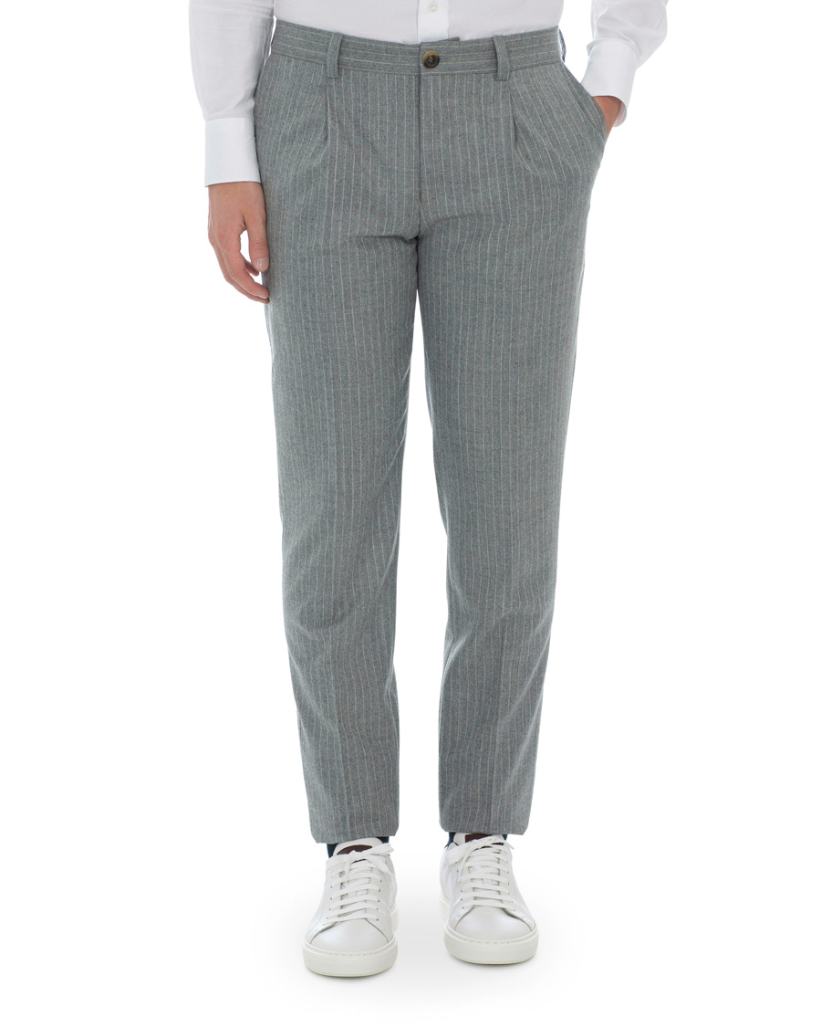 Herr | Byxor | Brunello Cucinelli | Slim Fit Pin Stripe Pleated Flannel Trousers Light Grey