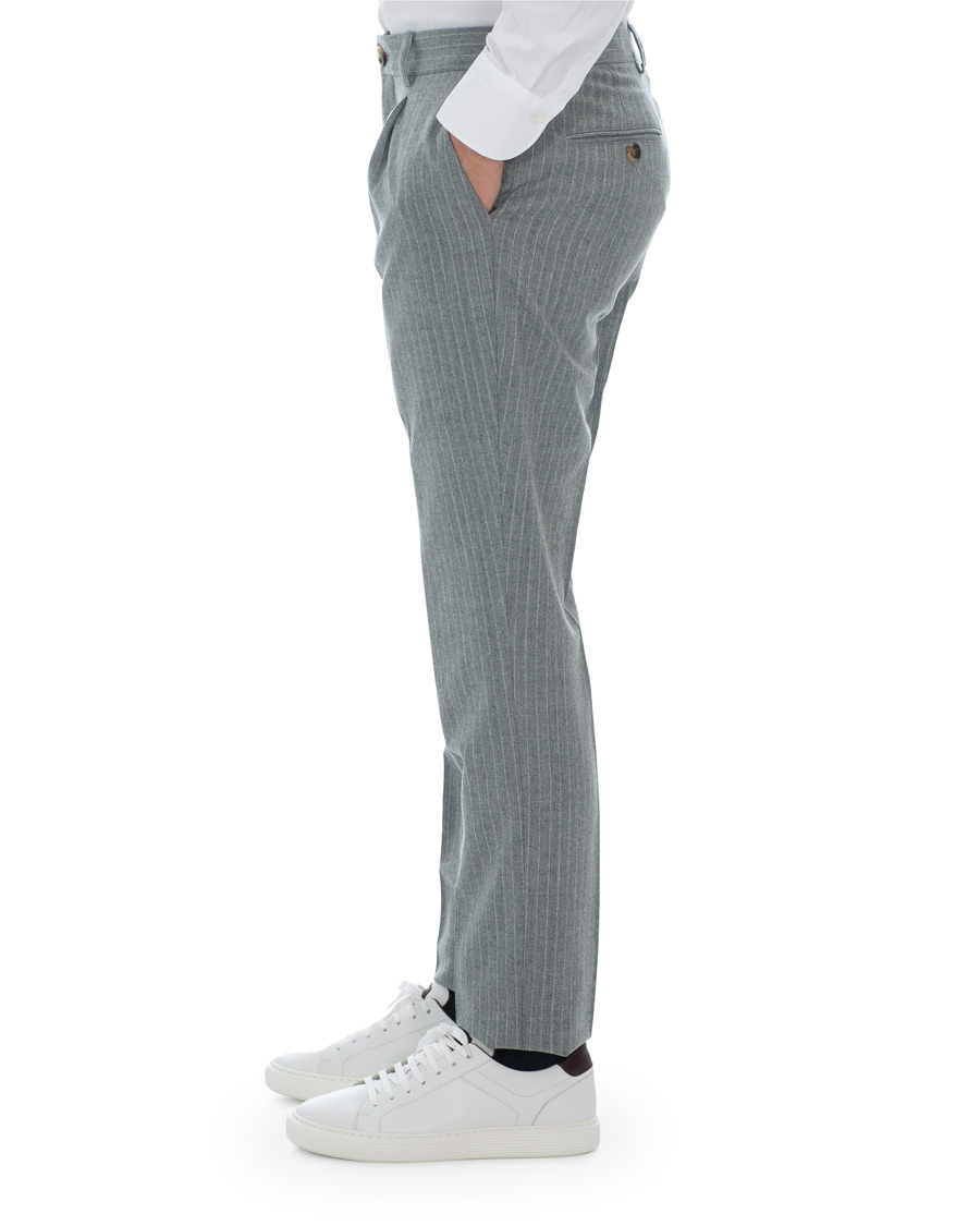 Herr | Byxor | Brunello Cucinelli | Slim Fit Pin Stripe Pleated Flannel Trousers Light Grey
