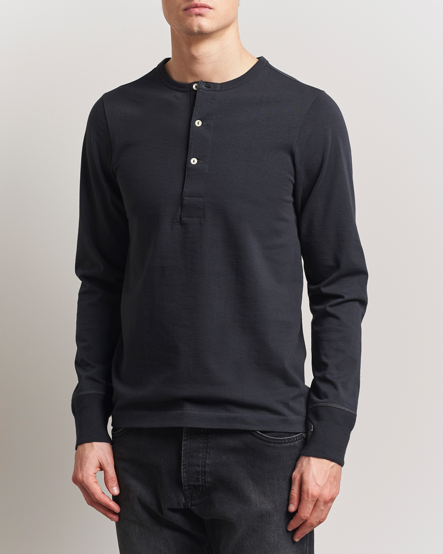 Herr | Tröjor | Merz b. Schwanen | Classic Organic Cotton Henley Sweater Charcoal