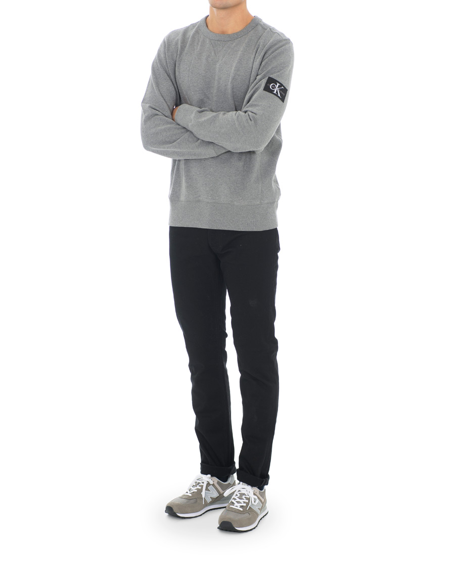 Herr | Tröjor | Calvin Klein Jeans | Monogram Sleeve Badge Sweatshirt Mid Grey Heather