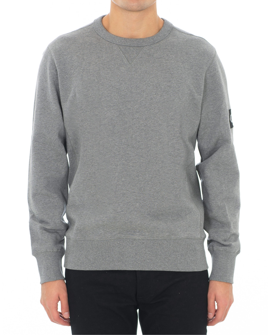 Herr | Tröjor | Calvin Klein Jeans | Monogram Sleeve Badge Sweatshirt Mid Grey Heather