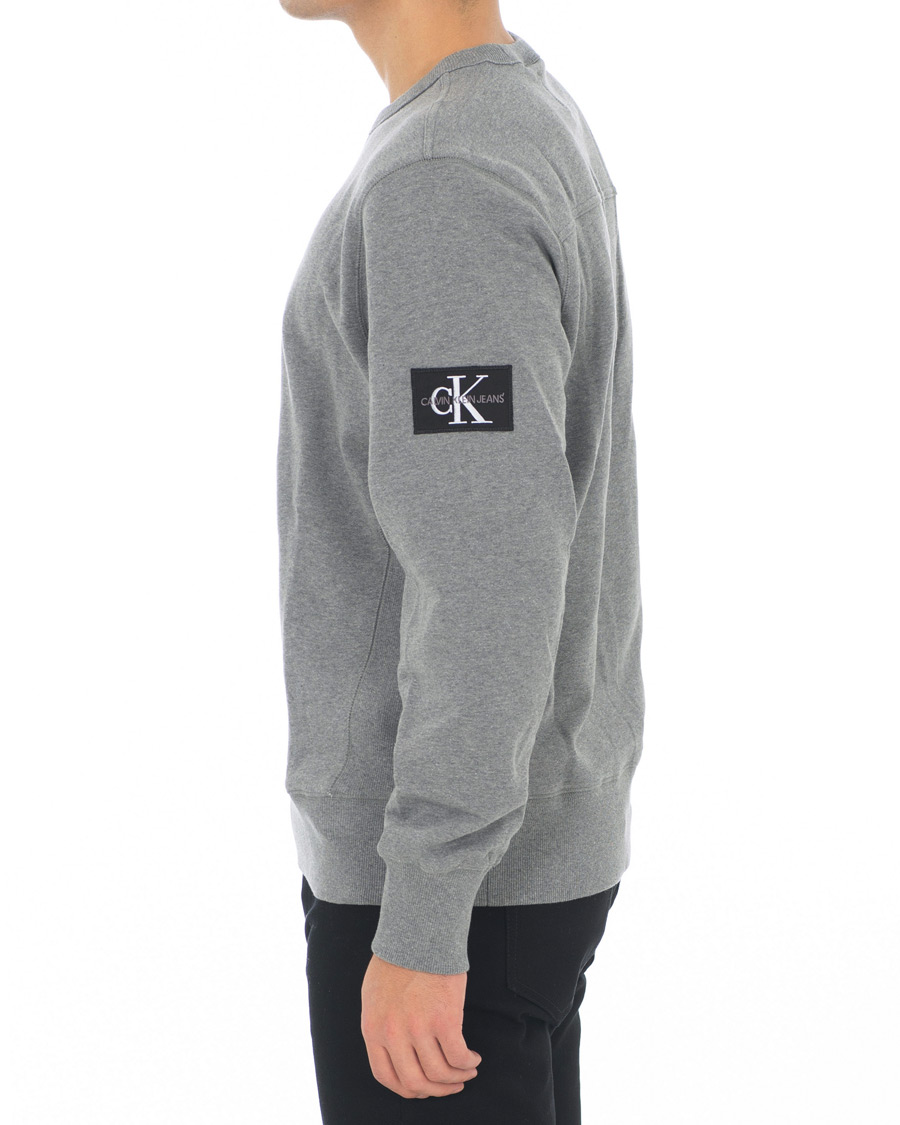 Herr | Tröjor | Calvin Klein Jeans | Monogram Sleeve Badge Sweatshirt Mid Grey Heather