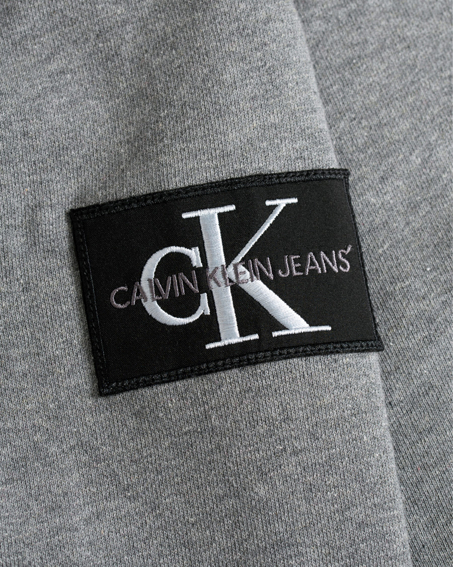 Herr | Tröjor | Calvin Klein Jeans | Monogram Sleeve Badge Sweatshirt Mid Grey Heather