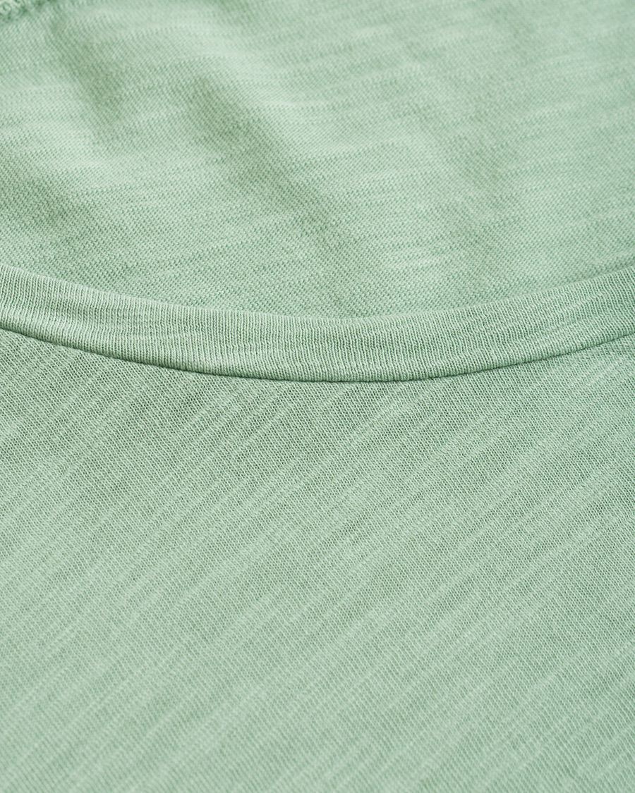 Herr | T-Shirts | Nudie Jeans | Roger Slub Crew Neck Tee Pale Green