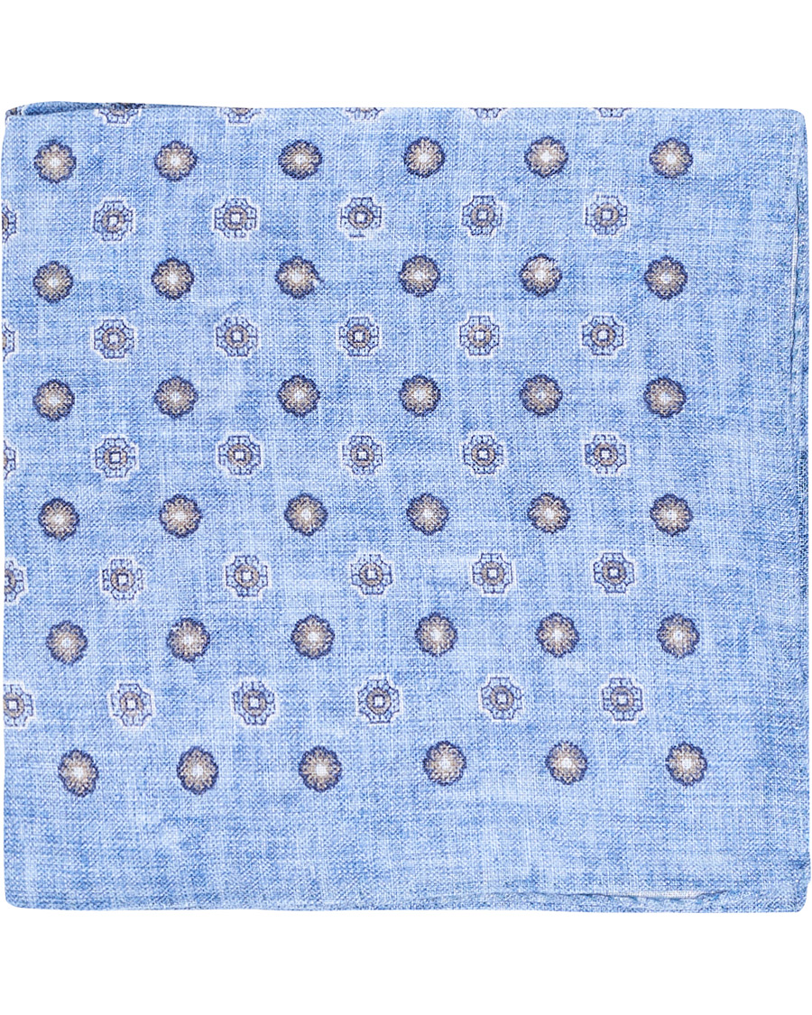 Herr | Amanda Christensen Linen Medallion Pocket Square Sky Blue | Amanda Christensen | Linen Medallion Pocket Square Sky Blue