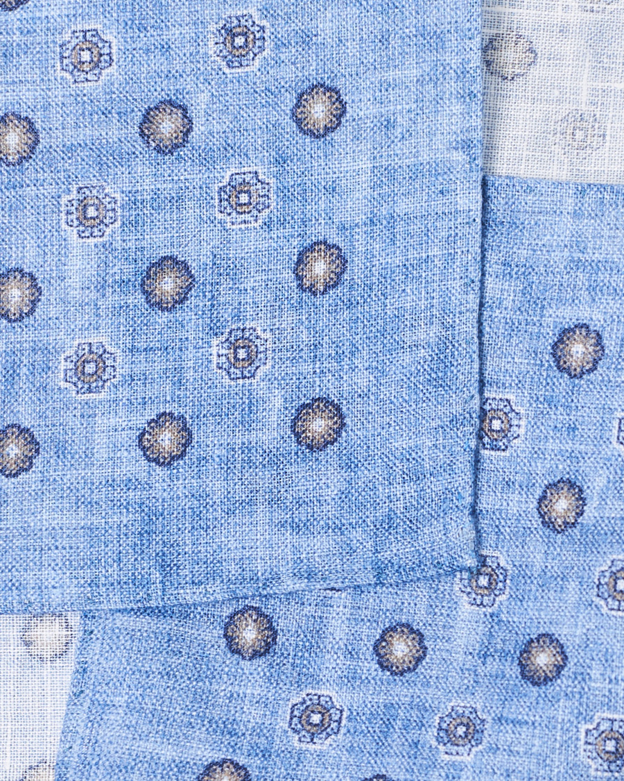 Herr | Amanda Christensen Linen Medallion Pocket Square Sky Blue | Amanda Christensen | Linen Medallion Pocket Square Sky Blue
