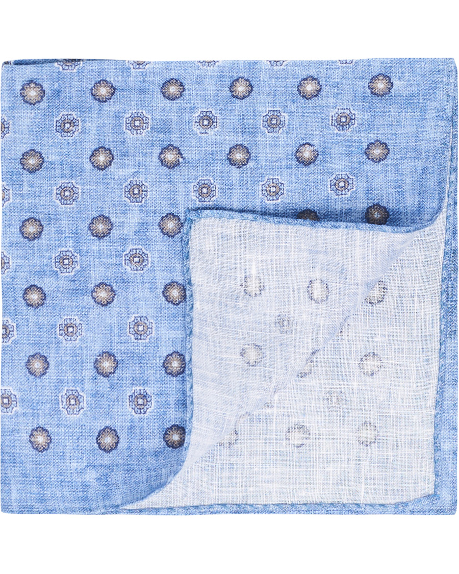 Herr | Amanda Christensen Linen Medallion Pocket Square Sky Blue | Amanda Christensen | Linen Medallion Pocket Square Sky Blue