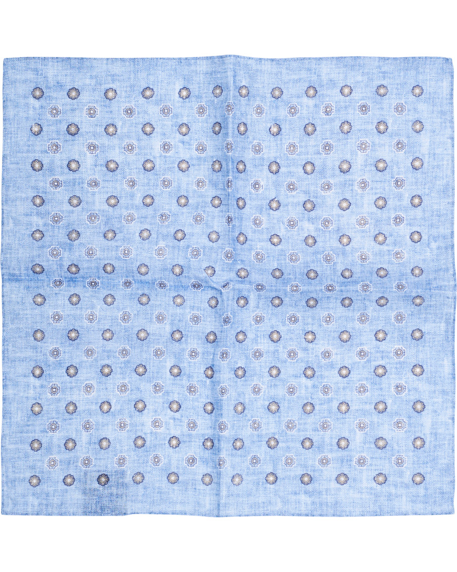 Herr | Amanda Christensen Linen Medallion Pocket Square Sky Blue | Amanda Christensen | Linen Medallion Pocket Square Sky Blue