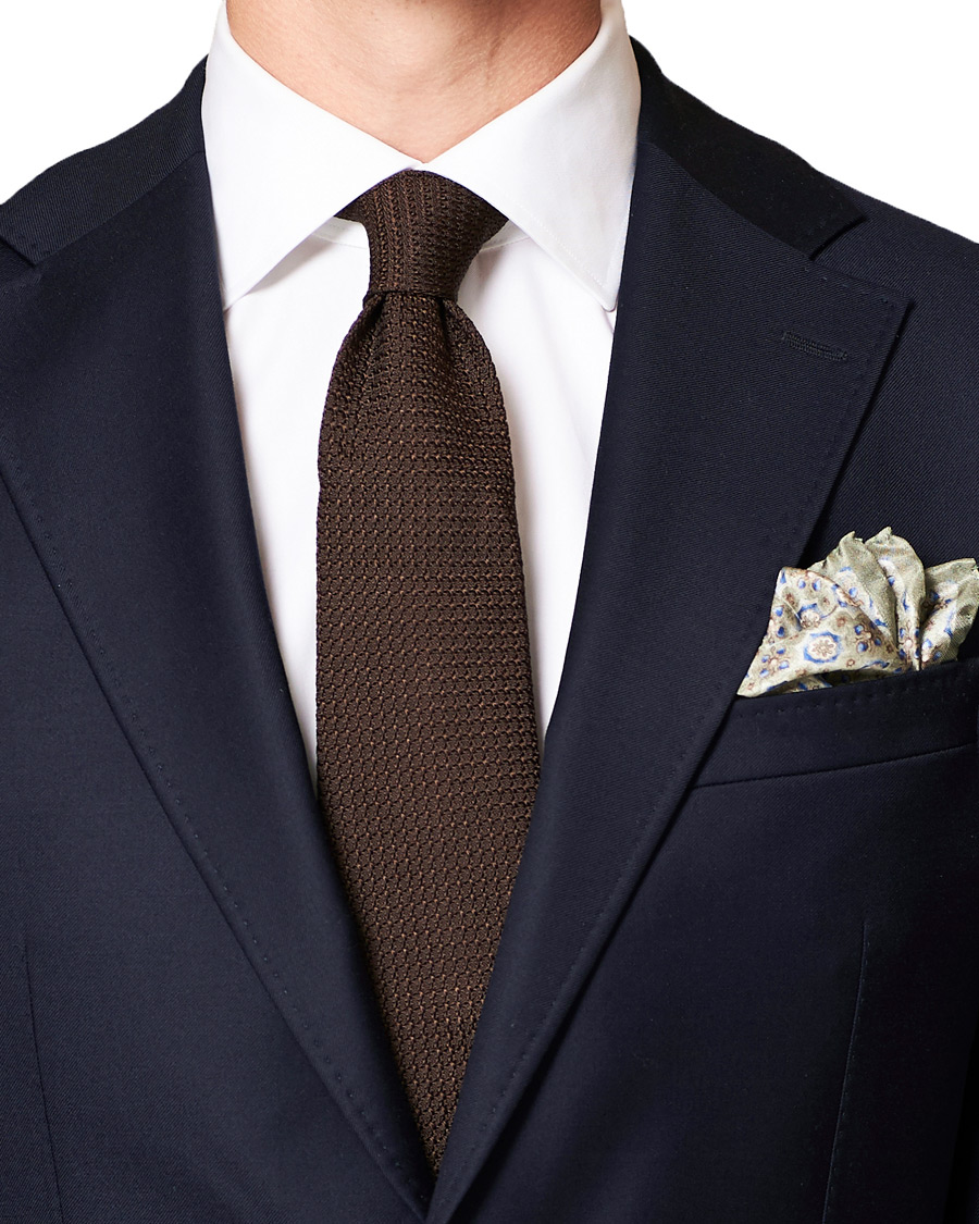 Herr | Amanda Christensen Silk Medallion Pocket Square Olive | Amanda Christensen | Silk Medallion Pocket Square Olive