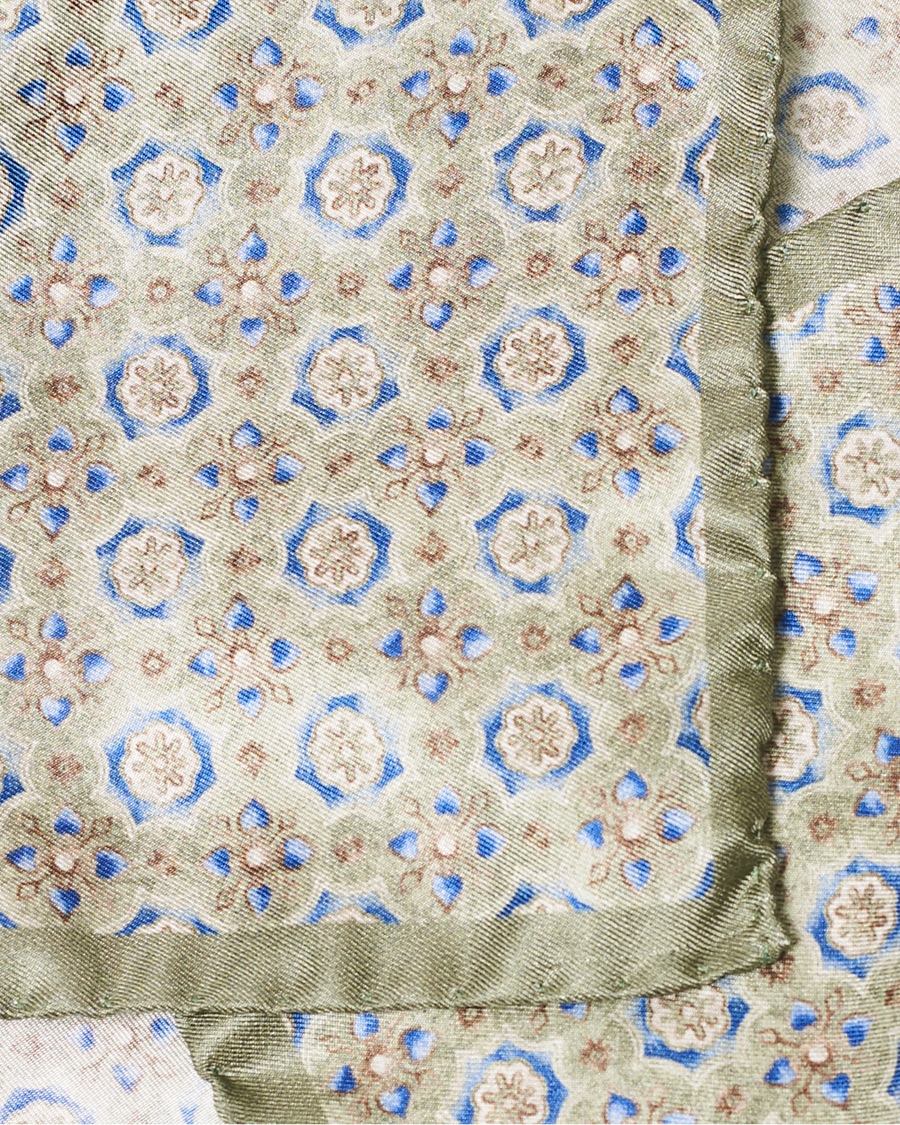 Herr | Amanda Christensen Silk Medallion Pocket Square Olive | Amanda Christensen | Silk Medallion Pocket Square Olive