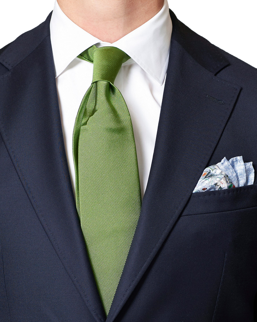 Herr | Amanda Christensen Silk Twill Printed Pocket Square Navy | Amanda Christensen | Silk Twill Printed Pocket Square Navy
