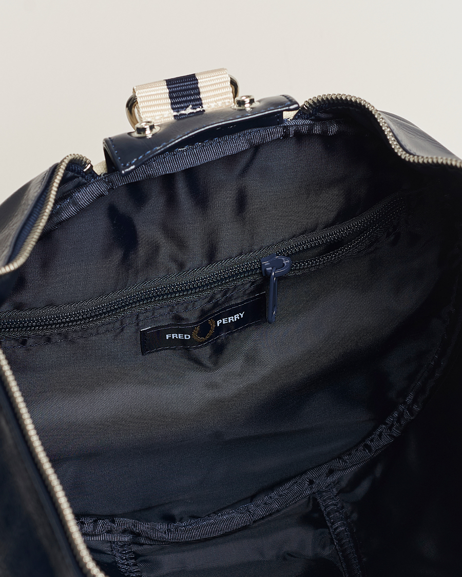 Herr | Fred Perry Classic Barrel Bag Navy | Fred Perry | Classic Barrel Bag Navy