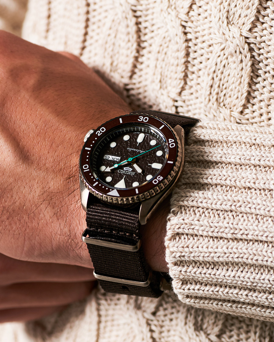Herr | Seiko 5 Sports Mens 43mm 100m Automatic Nato/Brown Dial | Seiko | 5 Sports Mens 43mm 100m Automatic Nato/Brown Dial