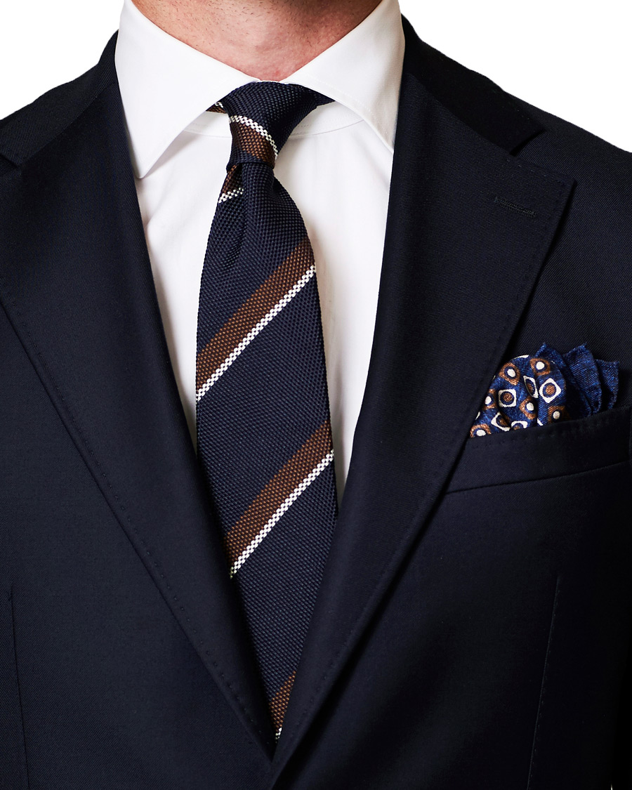 Herr | Amanda Christensen Silk Oxford Printed Pocket Square Navy | Amanda Christensen | Silk Oxford Printed Pocket Square Navy