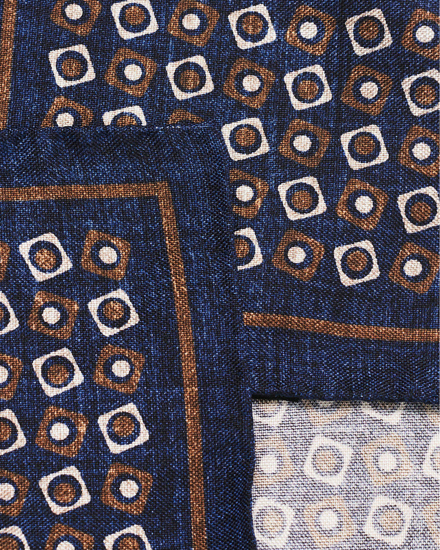 Herr | Amanda Christensen Silk Oxford Printed Pocket Square Navy | Amanda Christensen | Silk Oxford Printed Pocket Square Navy