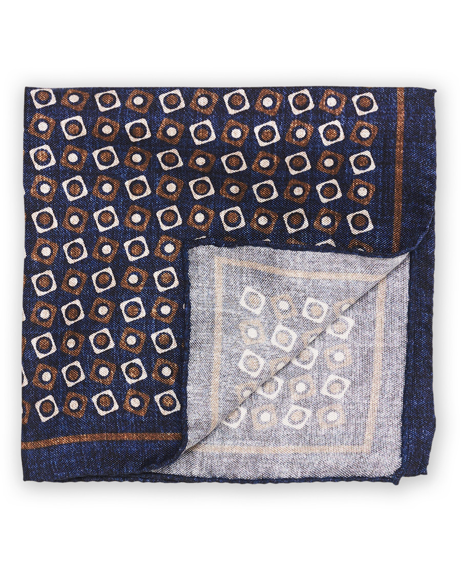 Herr | Amanda Christensen Silk Oxford Printed Pocket Square Navy | Amanda Christensen | Silk Oxford Printed Pocket Square Navy