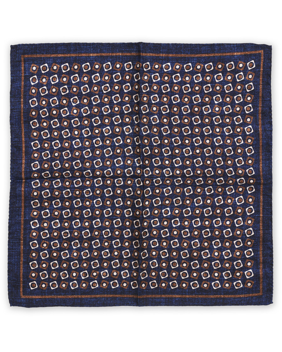 Herr | Amanda Christensen Silk Oxford Printed Pocket Square Navy | Amanda Christensen | Silk Oxford Printed Pocket Square Navy